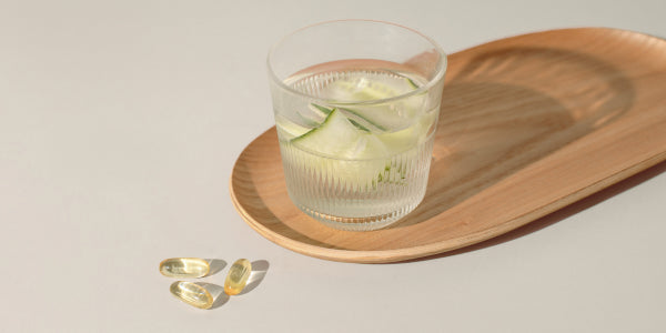 Gélules d'oméga-3 avec un verre d'eau