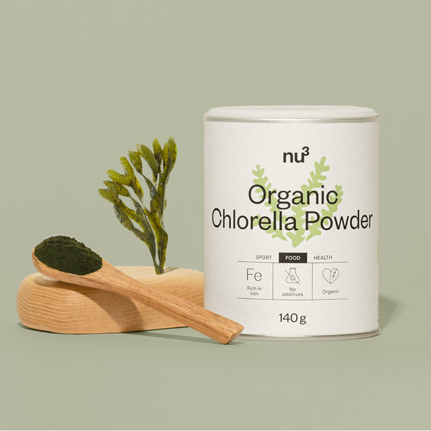 Femme se faisant un smoothie à la chlorella