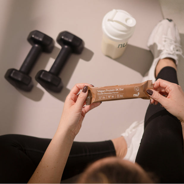 Femme sportive savourant une Vegan 3K Bar